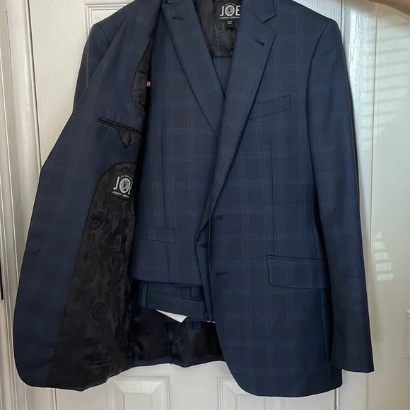 Joseph Abboud 3-piece Slim Fit Custom Suit. Jacket size 40R. Pants size 32R.